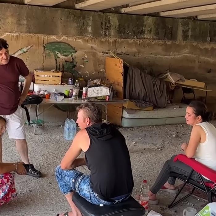 Cuplu de români din Italia, nevoit să trăiască sub un pod 