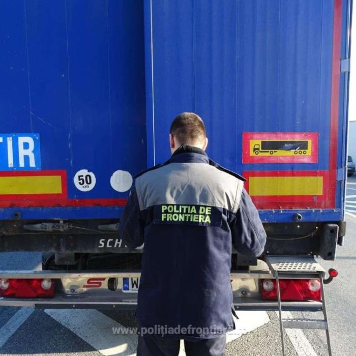 Două TIR-uri cu peste 40 de tone de deşeuri din Olanda şi Ungaria, blocate să intre în România