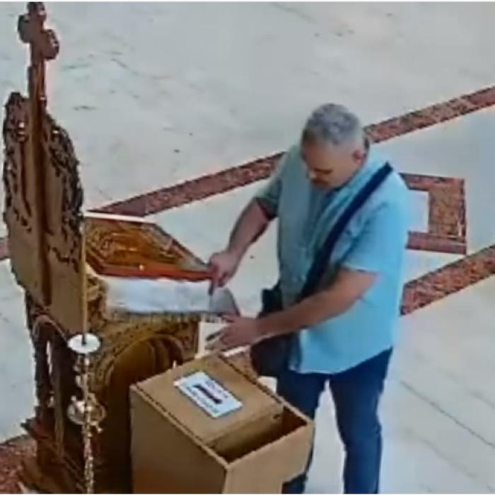 Momentul în care un bărbat fură din cutia mile de la o biserică din București - VIDEO