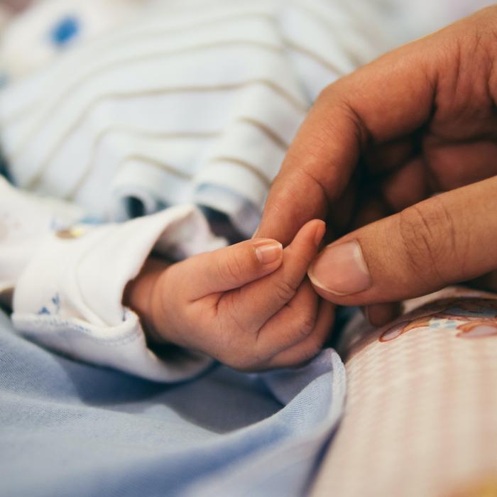 Cursă de solidaritate pentru viața unui bebeluș bolnav. Este în viață în special datorită unei familii de români care îi ajută financiar părinții