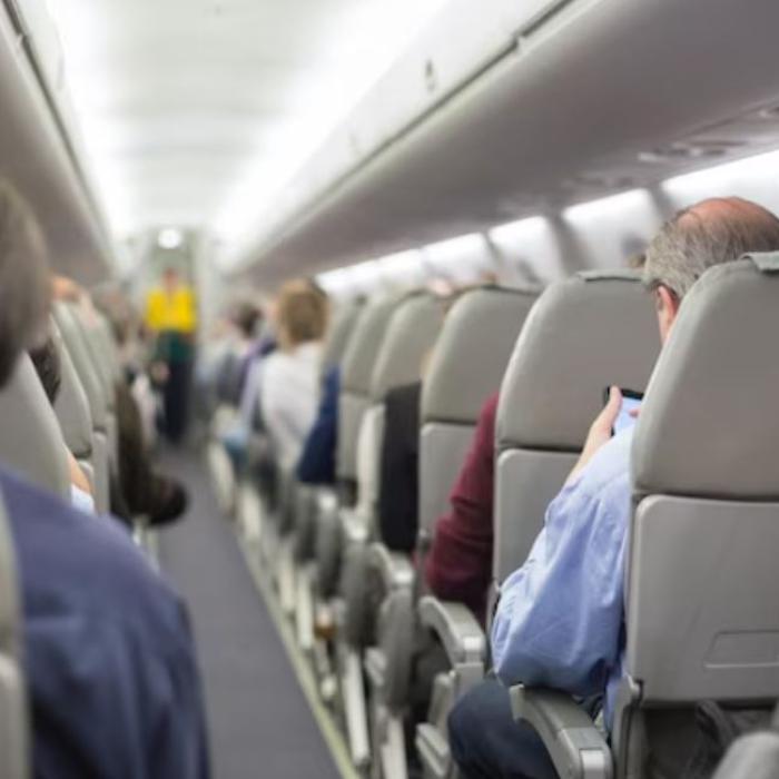 Turbulenţe într-un zbor de la Milano, 11 pasageri au fost internaţi în spital