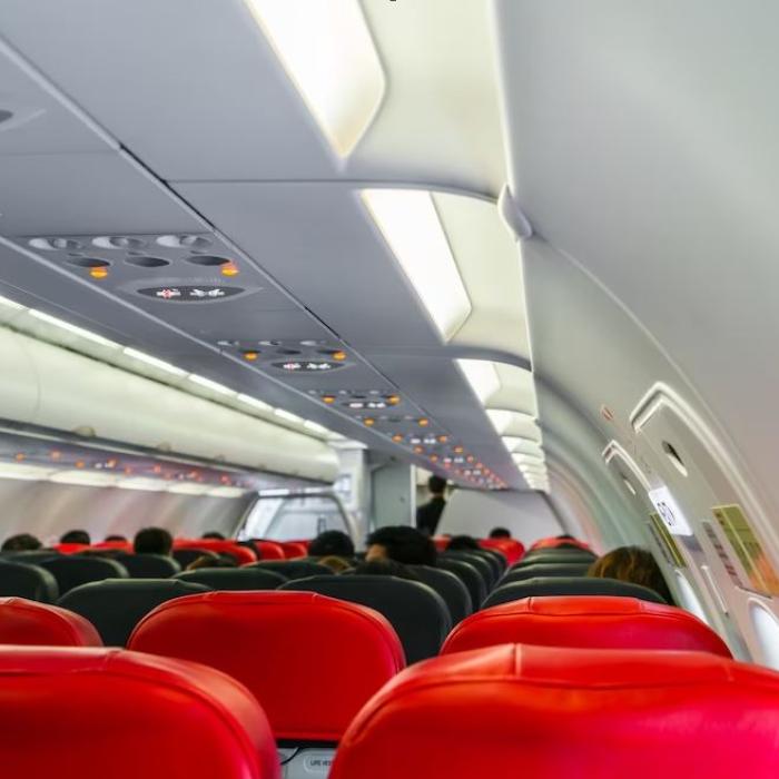 Un bărbat a fost dat afară din avion după ce s-a plâns că nu este suficient loc pentru geanta sa - VIDEO