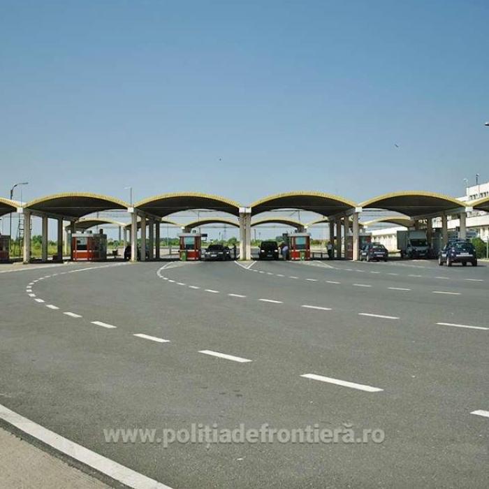 Un pasager a fost dat jos cu toate bagajele dintr-un autocar la frontiera țării. Polițiștii l-au dus la audieri
