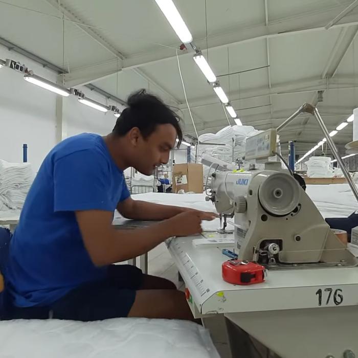 Lucrători străini, obligați să muncească fără acte la o firmă din București