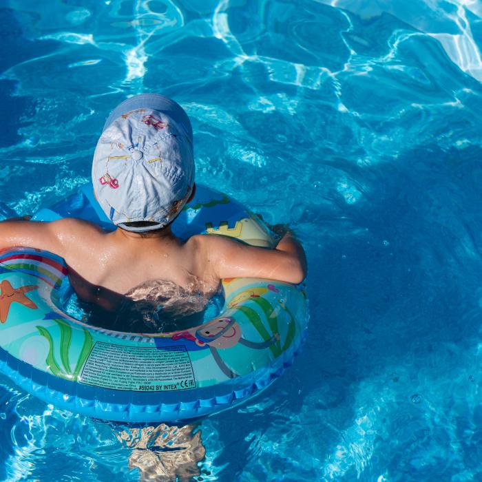Scandal la o piscină din Roma: O mamă a fost dată afară pentru că făceau gălăgie copiii ei. Proprietarul: „Nu tolerăm lipsa de respect”
