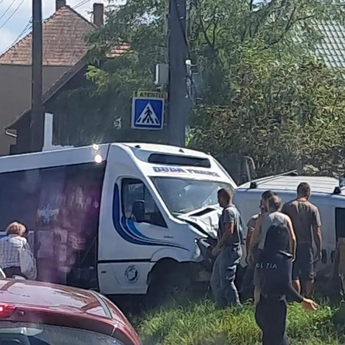Microbuz, impact grav cu un autoturism, în județul Mureș: Accident cu 16 victime, dintre care două rănite grav