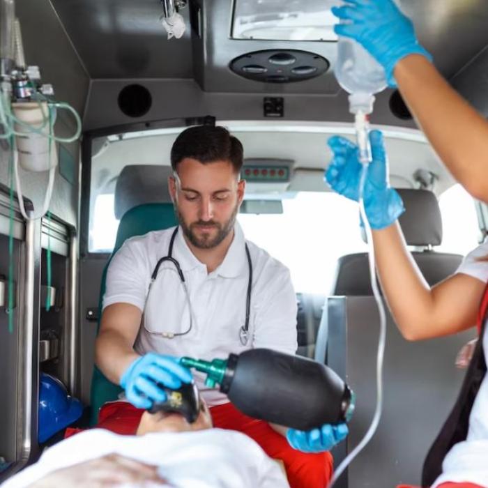O româncă a murit pe loc după ce a căzut dintr-un microbuz, pe uşa laterală