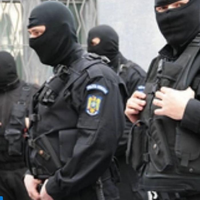 Patru români s-au trezit cu mascații la ușă. Zeci de bunuri și bani, confiscate