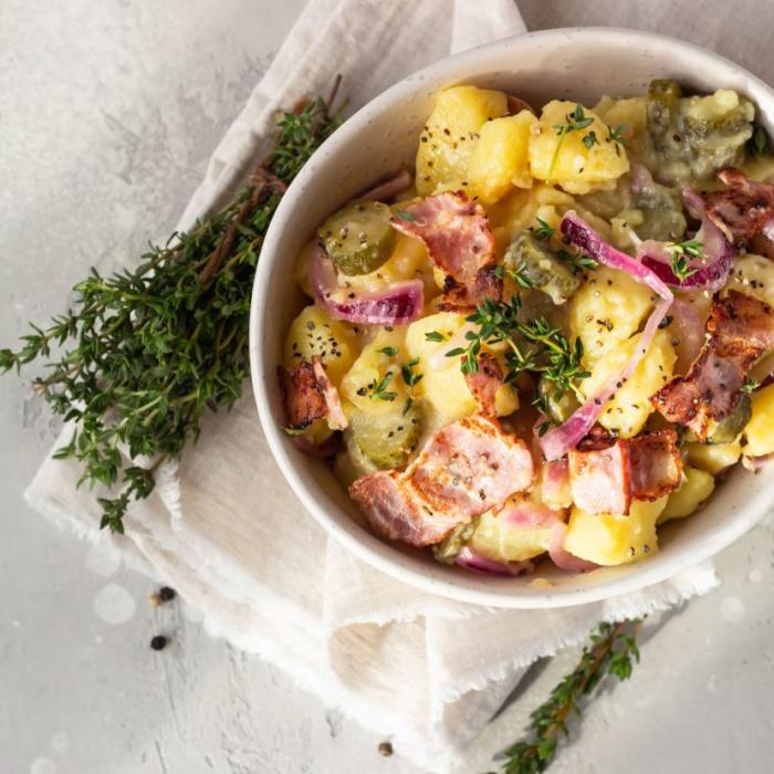 Salata de cartofi cu ceapă și castraveți murați, o combinație câștigătoare pentru cină