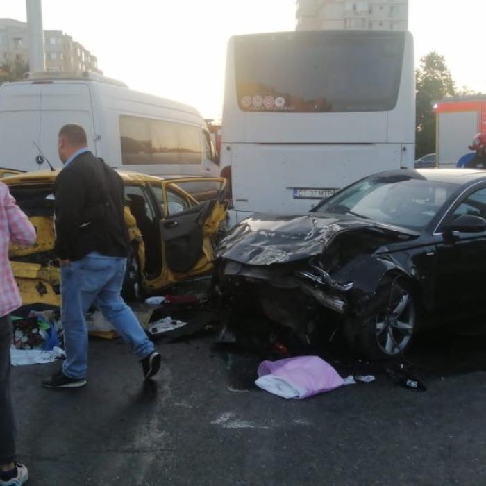Accident grav în Constanța. Un microbuz, un autocar și două autoturisme implicate; Șapte adulți şi un bebeluş au ajuns la spital / VIDEO