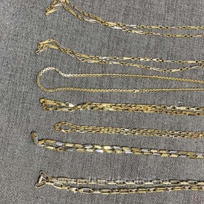 Automobil, verificat la frontieră. Zeci de bijuterii de aur, descoperite de polițiști în plafonul mașinii
