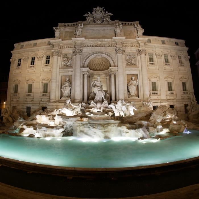 Trei turiști au fost amendați după ce au decis să facă o baie în celebra Fontana di Trevi din Roma - VIDEO