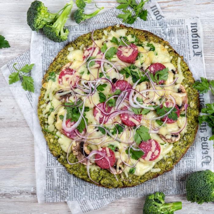 Nu ai mâncat așa ceva niciodată: pizza cu broccoli, pregătită într-o tigaie. Este gata în 20 de minute