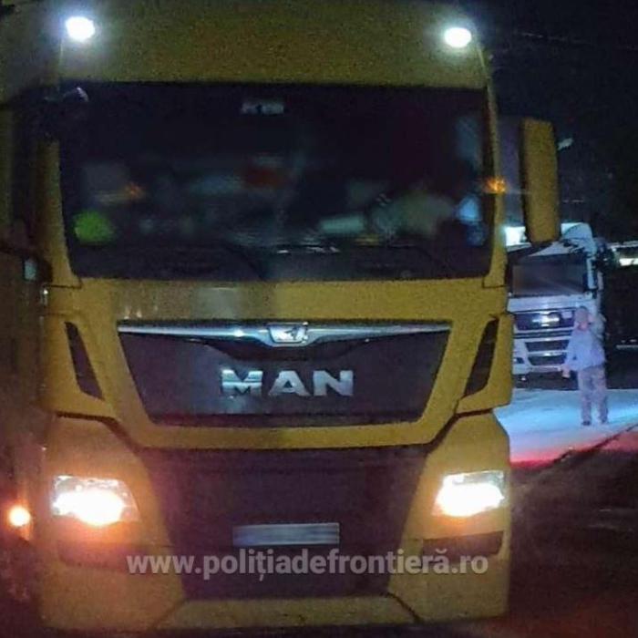 Ţigări de contrabandă, ascunse printre borcane, descoperite la Sculeni