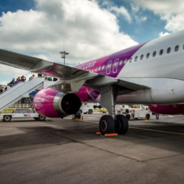 Un avion plin cu pasageri, care a decolat de la Iasi spre Italia, întors de urgență pe pistă 