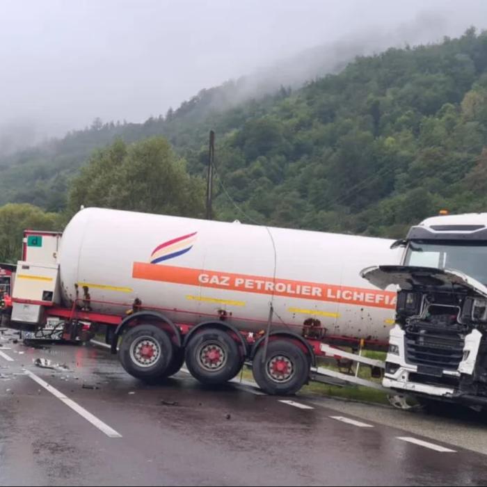 UPDATE. Accident între o cisternă cu GPL şi un TIR pe Valea Oltului; cisterna era a firmei care deținea stația care a explodat la Crevedia