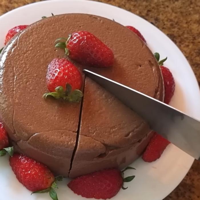 Tort de ciocolată super cremos, cu doar 80 de calorii, fără făină, unt sau ouă: Atât de ușor, că îl poți pregăti chiar și la micul dejun!