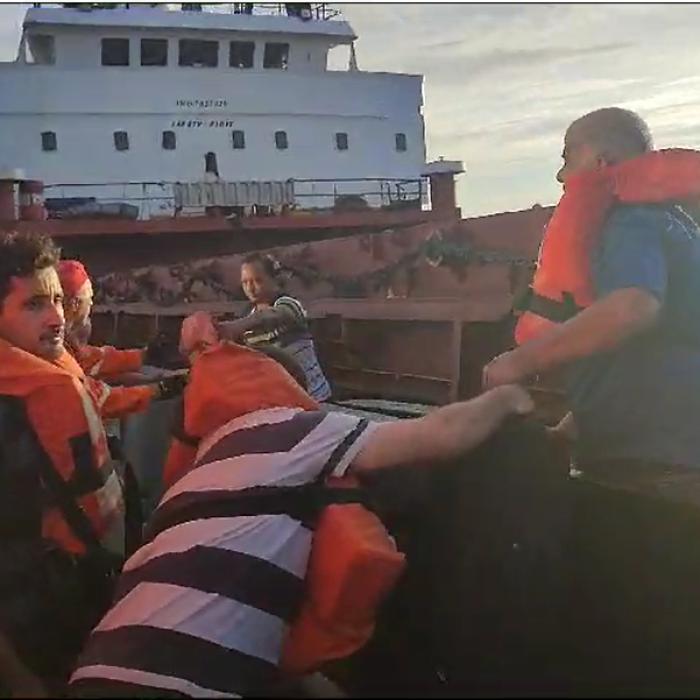 UPDATE. Explozie la bordul unei nave civile în Delta Dunării, după ce ar fi lovit o mină; 12 persoane evacuate 