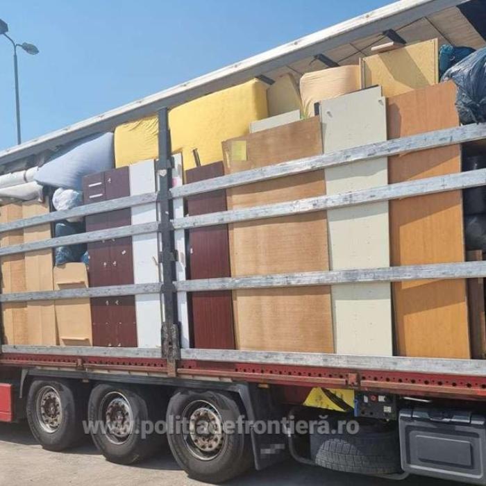 Ajutoare umanitare din SUA întoarse de la vama Petea - dulciuri expirate şi haine necurăţate