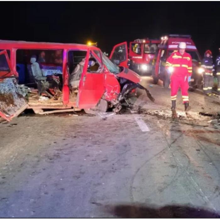 Accident între un microbuz şi un autoturism, la Feldioara; două persoane, încarcerate