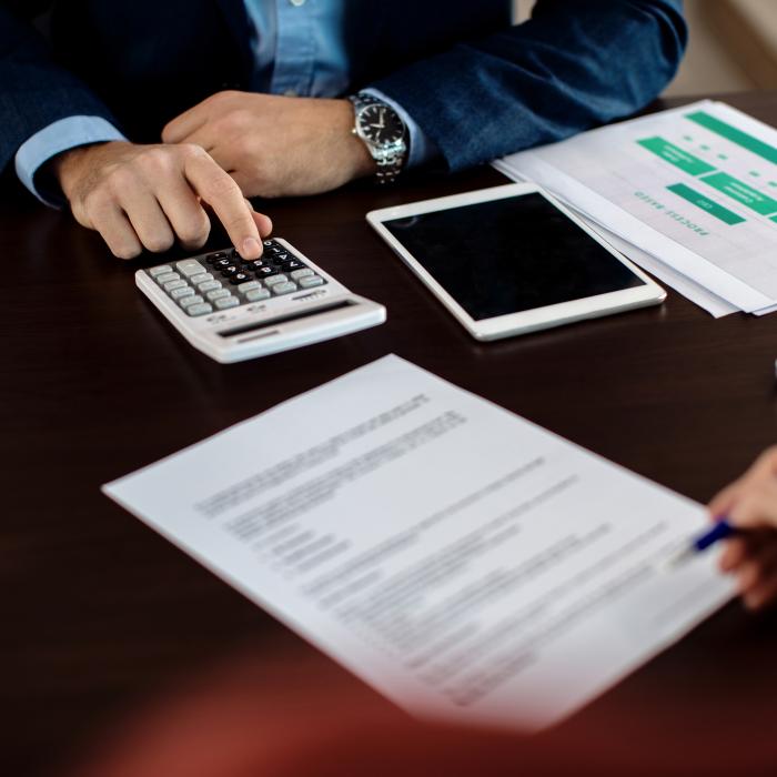 Lucrez în străinătate, dar vreau să îmi cumpăr o locuință acasă: Pot lua un credit ipotecar în România în baza veniturilor din afară?