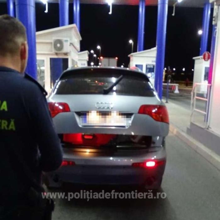 Automobil, verificat la frontieră. Ce ascundea șoferul într-un locaș special amenajat și sub roata de rezervă