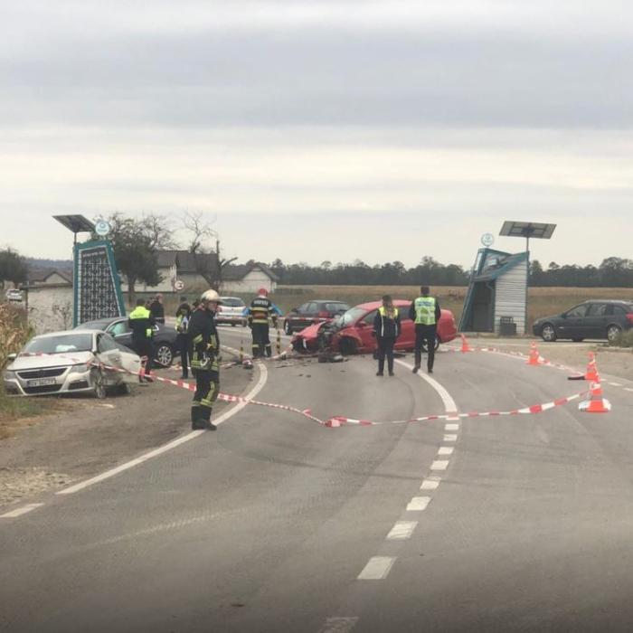 Cinci români au fost răniți. Accident rutier grav între trei autoturisme