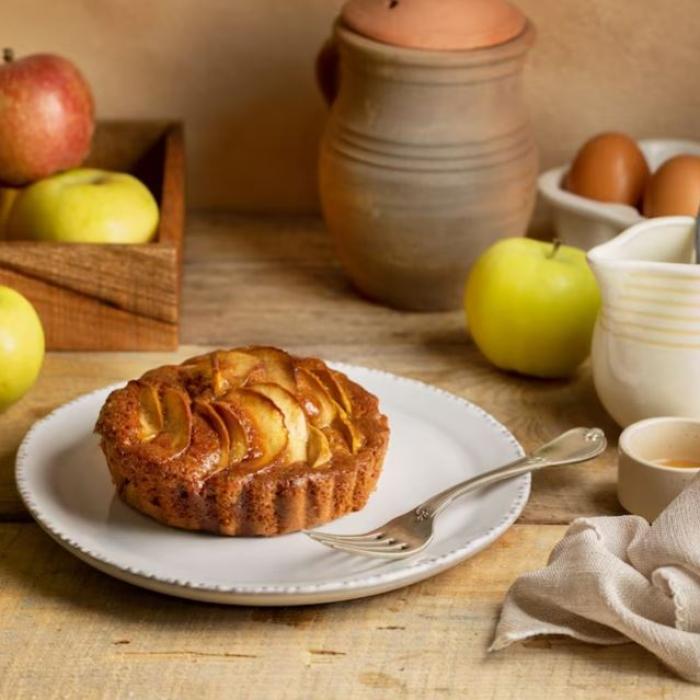 Prăjitură cu mere la cană cu doar 140 de calorii pe felie. Rețeta este ușoară și simplă