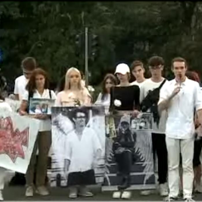 Rudele şi prietenii tinerilor care au murit în accidentul din 2 Mai au protestat în Piaţa Victoriei - VIDEO