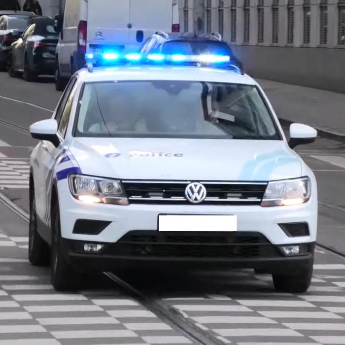 „A fost folosită la acte criminale?“: Misterul mașinii cu numere românești, cu geamul spart și „bandajat“ de poliție dintr-o parcare din Belgia