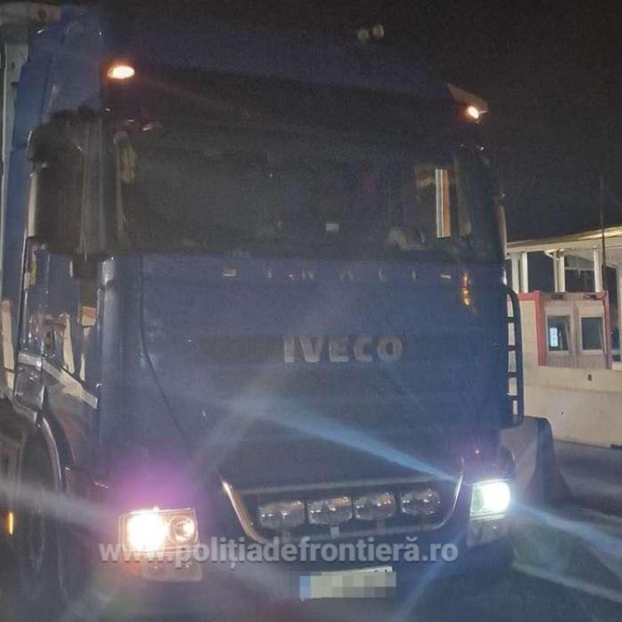 Camion în drum spre Ungaria, confiscat la ieșirea din țară. Ce ascundea șoferul după un perete fals