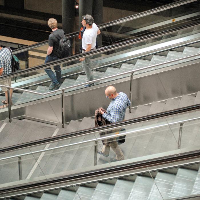 Cât de murdară este balustrada de la scările rulante. O femeie a testat cu un șervețel, iar rezultatul este neașteptat - VIDEO