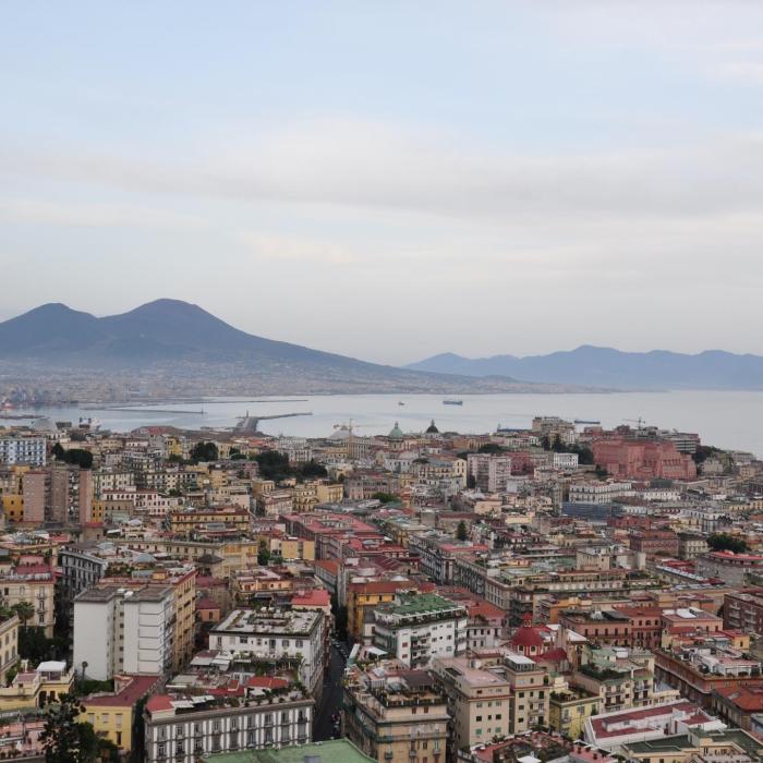Italia se pregăteşte pentru evacuări în perimetrul supervulcanului de lângă Napoli. Solul se înalţă cu 1,5 centimetri pe lună