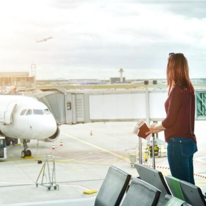 O femeie a fost dată afară din avion, după ce a avut trei atacuri de panică înainte de decolare
