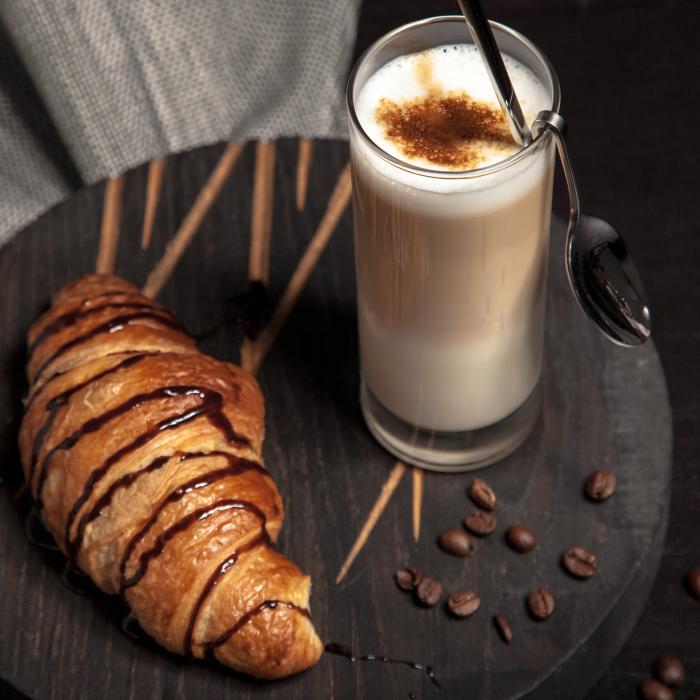 Rețetă delicioasă de croissante cu ciocolată făcute în casă. Simplu și gustos!