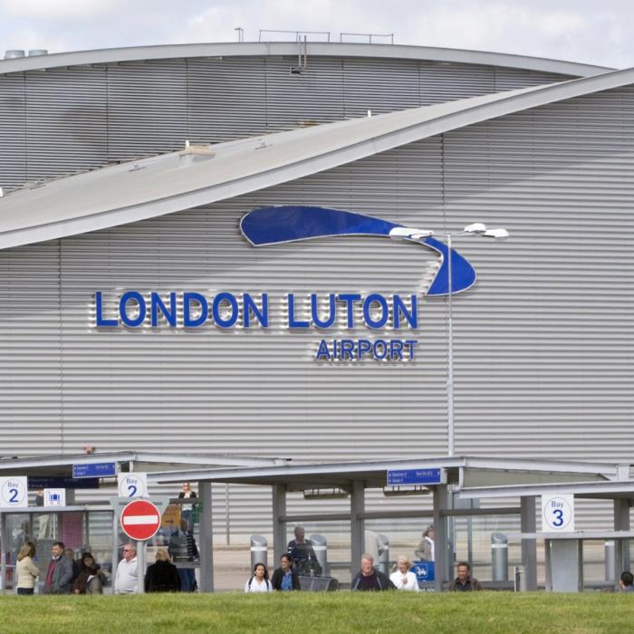 Aeroportul Luton, blocat total în această dimineață din cauza unui incendiu. Toate zborurile au fost suspendate