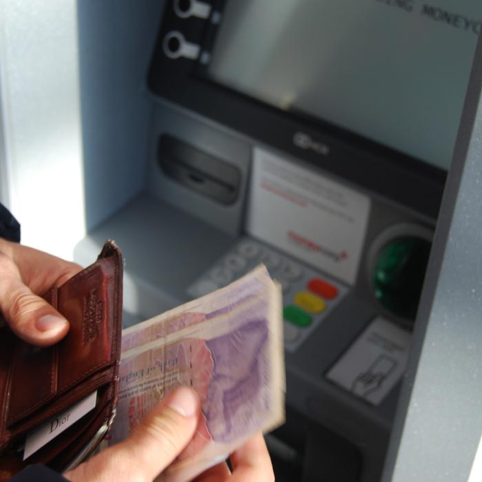 Un bărbat s-a trezit cu peste 140.000 de euro în cont. Mare surpriză, când a anunțat banca: "Poți să-i păstrezi"