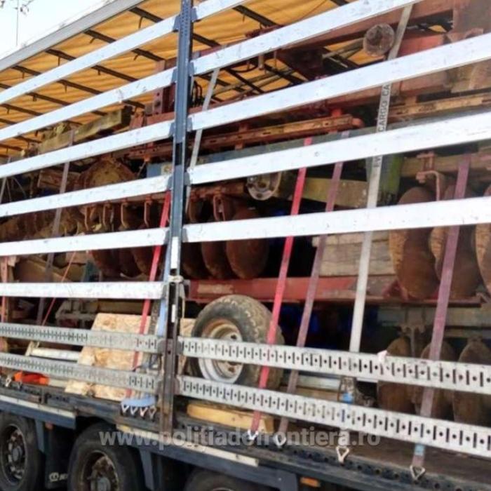 Patru camioane, oprite la frontieră: erau încărcate cu tone de deșeuri, care urmau să ajungă în România