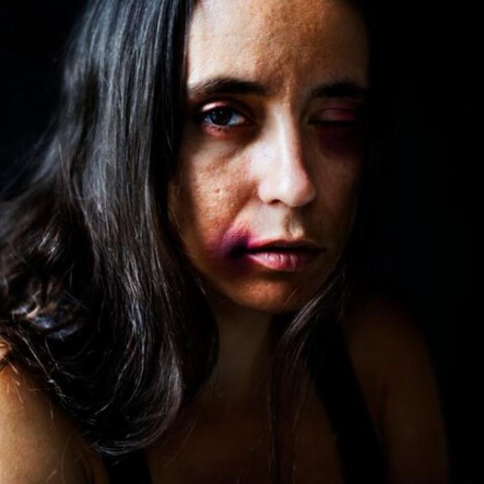 Româncă din Italia, bătută de viitorul soț, înainte de nuntă. Violențele au continuat și după nașterea copilului