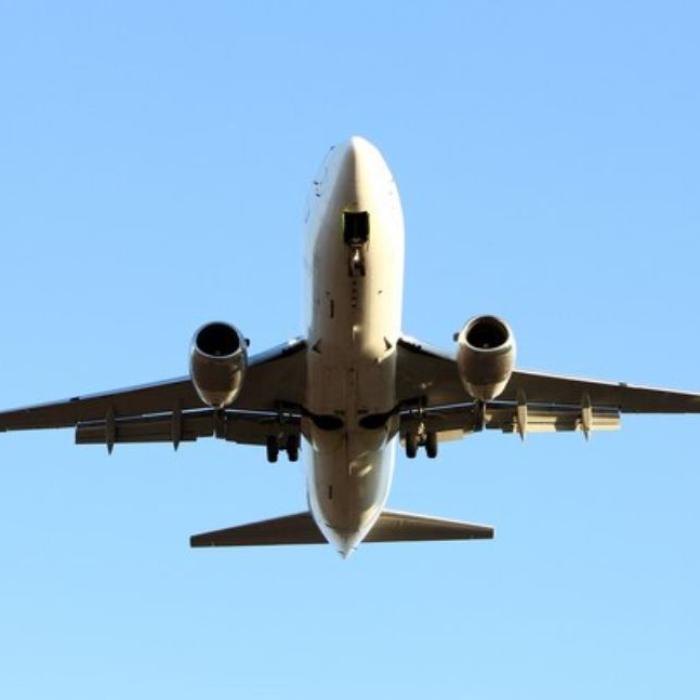 Panică în aer: o aeronavă s-a întors în Germania, după o coborâre de urgență