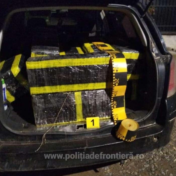 Trași pe dreapta de polițiști, doi șoferi români au rămas fără mașini