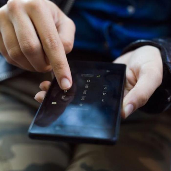 Un escroc român păcălea vârstnicii cu sume mici de bani pentru a obține telefoane scumpe