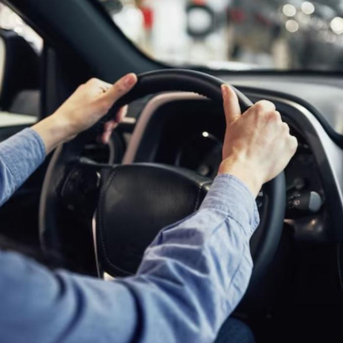 Supărat că a fost concediat, un român a furat mașina firmei și a făcut accident