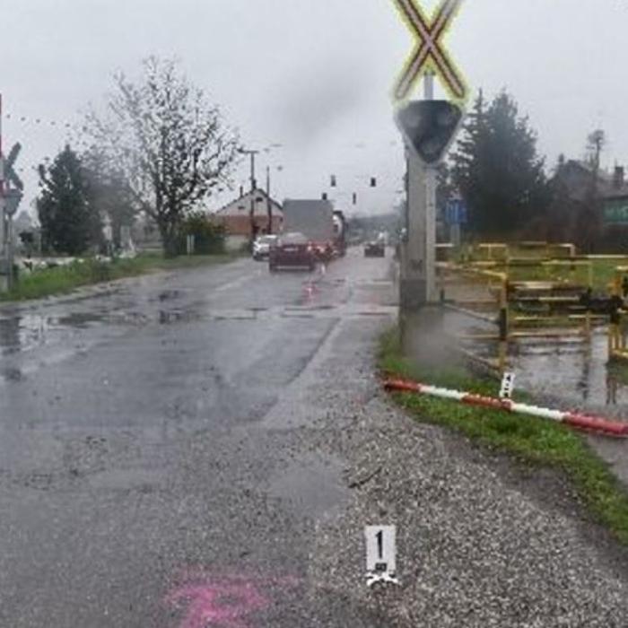 Un șofer român de camion a rupt bariera de la calea ferată, a trecut cu viteză și a fugit. A fost identificat pe camere