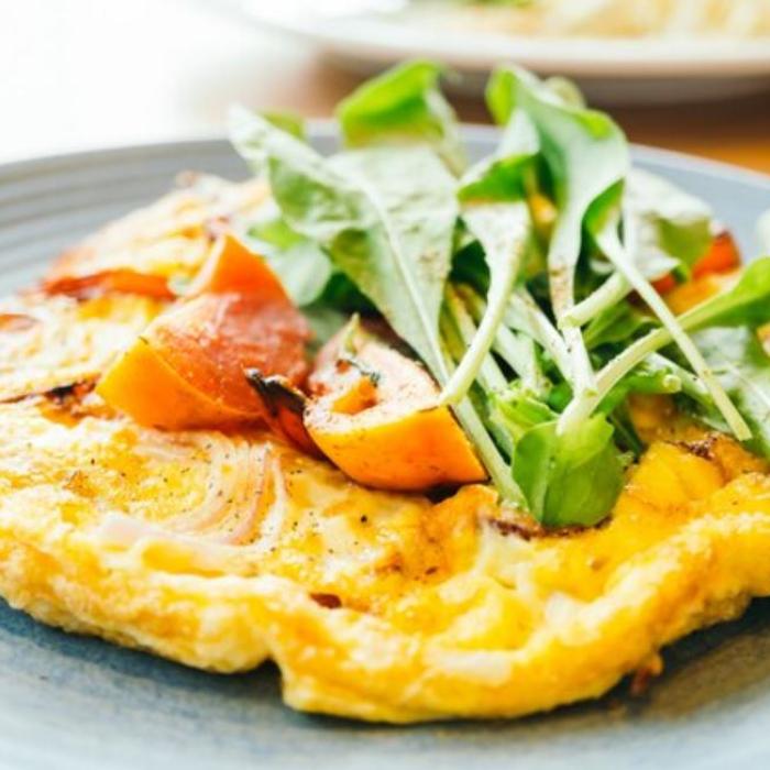 Cum să gătești o omletă fără ouă: o rețetă simplă cu brânză și porumb