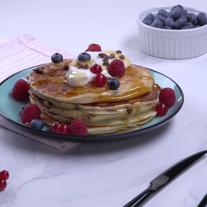 Clătite pufoase cu iaurt - ingredientul care le face mai bune ca niciodată!