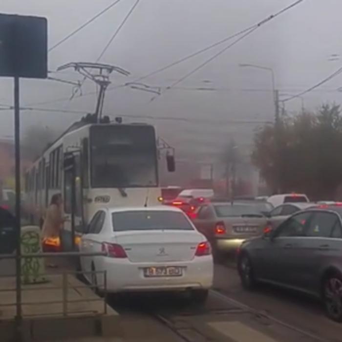 O șoferiță a blocat o intersecție din București. S-a dus să se certe cu vatmanul că nu se dă la o parte