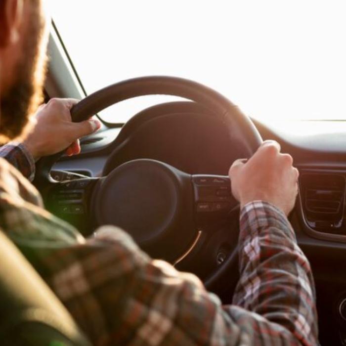 Șofer român, oprit cu focuri de armă: bărbatul a lovit câteva mașini și a rupt trei copaci