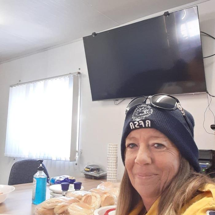 O femeie, pompier în Australia, își caută tatăl român: „Se numea Emil Bejan, a murit în 1987. Poate am frați vitregi“  