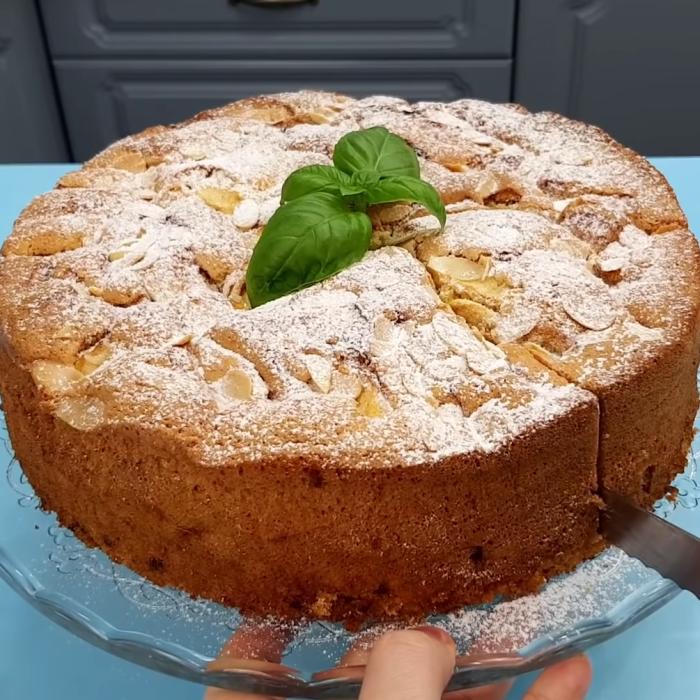 Pandișpan pufos cu mere și nucă măcinată: Rețeta delicioasă a sezonului